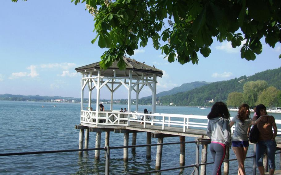 A small wooden pier ends in a covered sitting area jutting into Lake Constance. Those who want to get onto the lake can take excursions with commercial cruise lines, or rent motor boats or pedal boats.