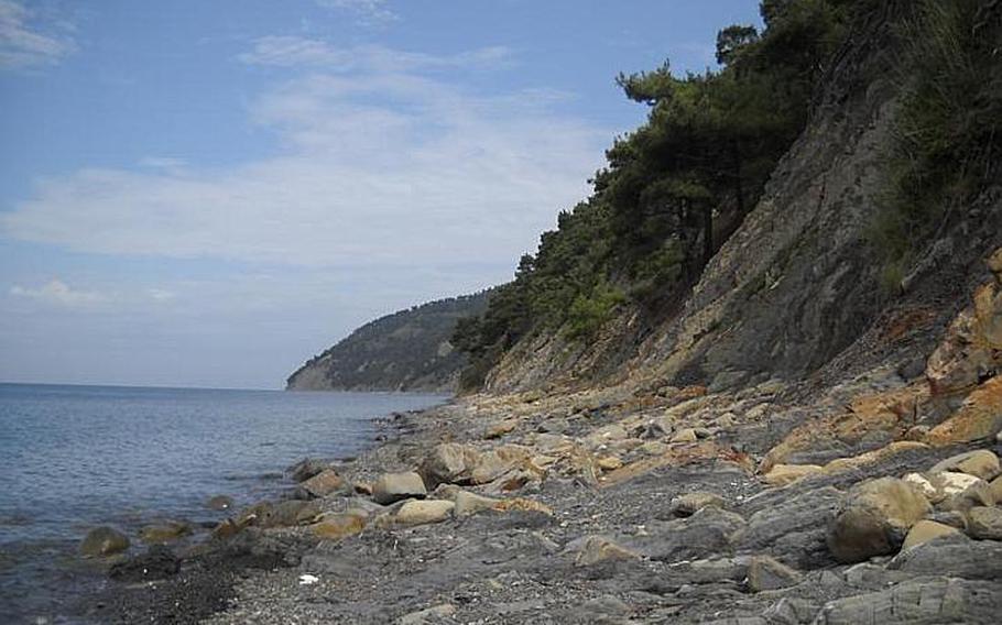 The trek between Praskaveevka  and Dzhankhot, on Russia's Black Sea coast, takes about one and a half hours, and rewards the hiker with a coastline largely devoid of tourists and silence, save for the sound of the surf crashing upon the rocks.
