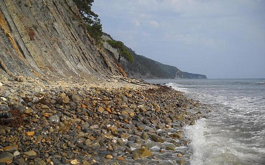 The coastline of the Black Sea between Praskaveevka and Dzhankhot is defined by steep cliffs to which cling pines, and a beach of large, smooth stones. The steep cliffs are largely inaccessible by motor vehicle, and this stretch of coast remains undeveloped.