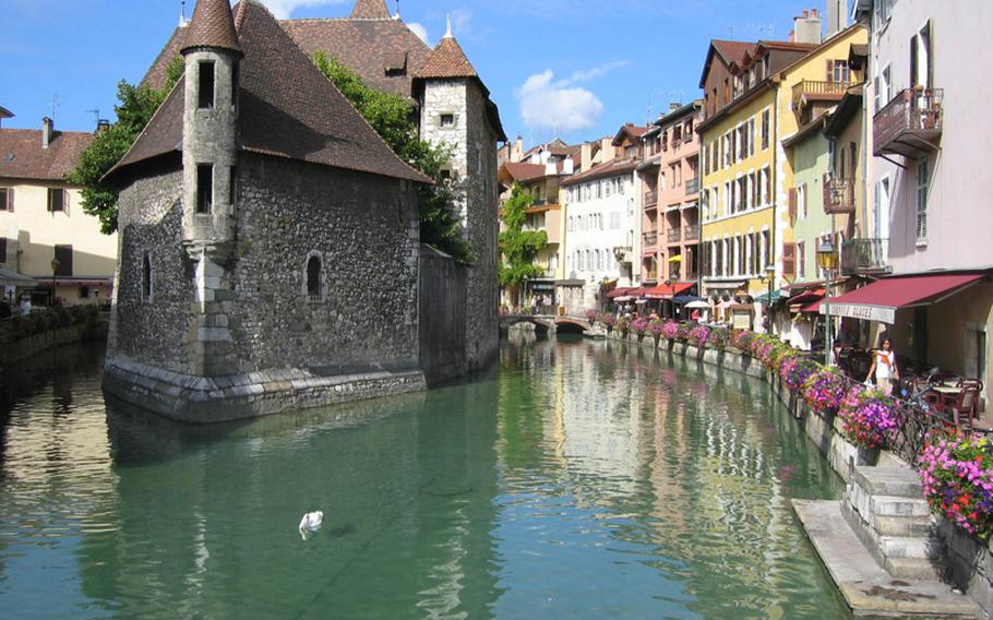The Palais de l'Isle takes center stage in the Canal du Thiou in Annecy. Built in the 12th century, the palace has a varied history, serving as the residence of a lord in its early years, then as a prison. Today, surrounded by colorful cafes and restaurants, the triangular-shape palace serves as a museum.