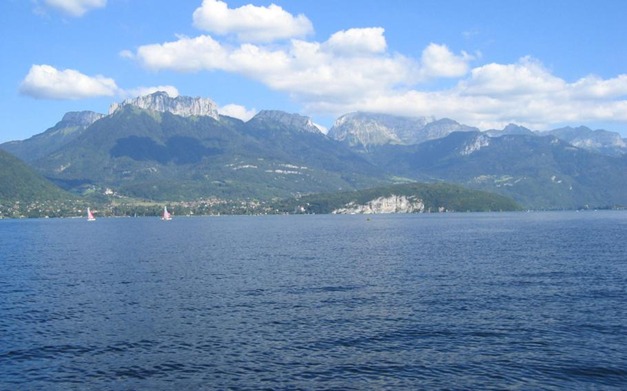 Annecy, situated on the shores of Lac d'Annecy, attracts a wide range of sports enthusiasts. Boating and other water sports are popular, and hang gliders can't resist the surrounding mountains to practice their sport.