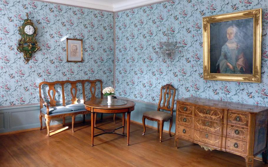 This room, decorated in blue, is where Goethe's sister, Cornelia, lived. At left is a portrait of her, on the right is a painting of her girlfriend Charitas Meixner.
