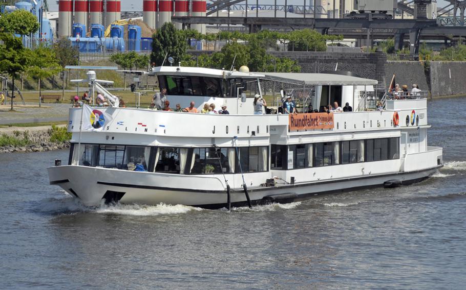 The Primus-Linie cruiser Johann Wolfgang Von Goethe, named after the German writer born in Frankfurt am Main, passes through the Osthafen area, known as Frankfurt&#39;s East Harbor. It features 120 indoor seats and 120 sun deck seats.