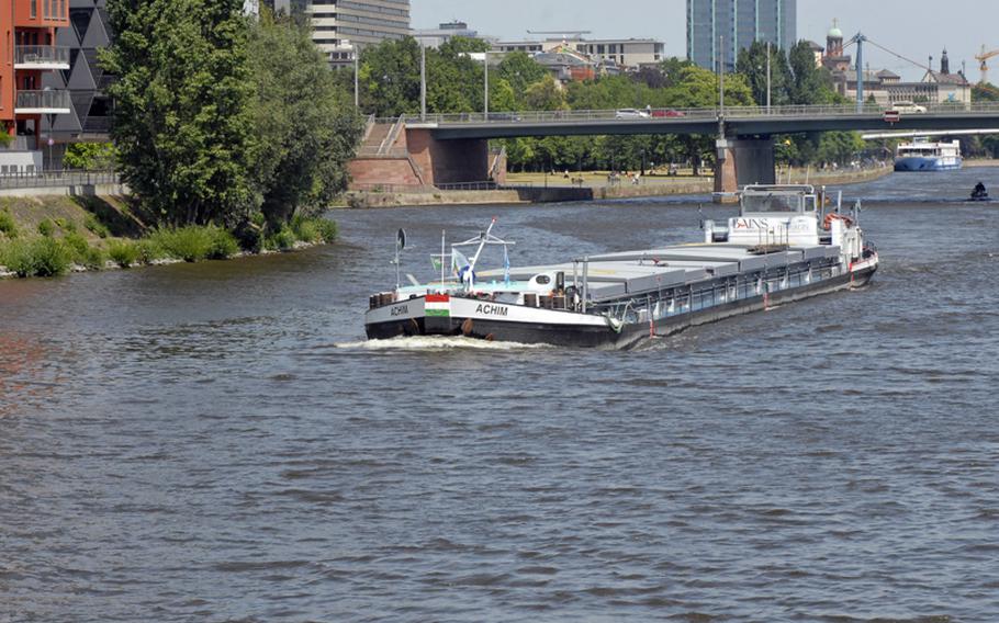 For nautical lovers, spotting personal and industrial ships is part of the fun during a Main River cruise.