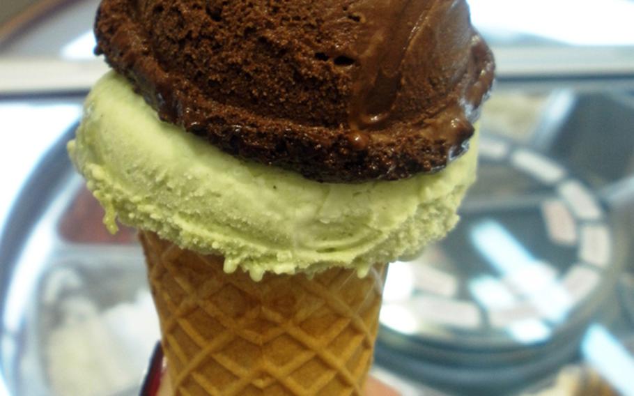 Mmmmmmm, gelato ? here a combination of pistachio and dark chocolate. Delicious summer treat.