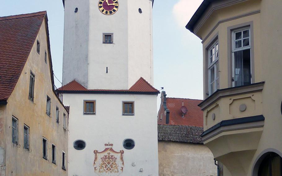 The K??nigsturm (King&#39;s Tower) in Oettingen, Germany, rises above the Unteres Tor (Lower Gate). The tower was built in the late 16th century on the remnants of an older tower.