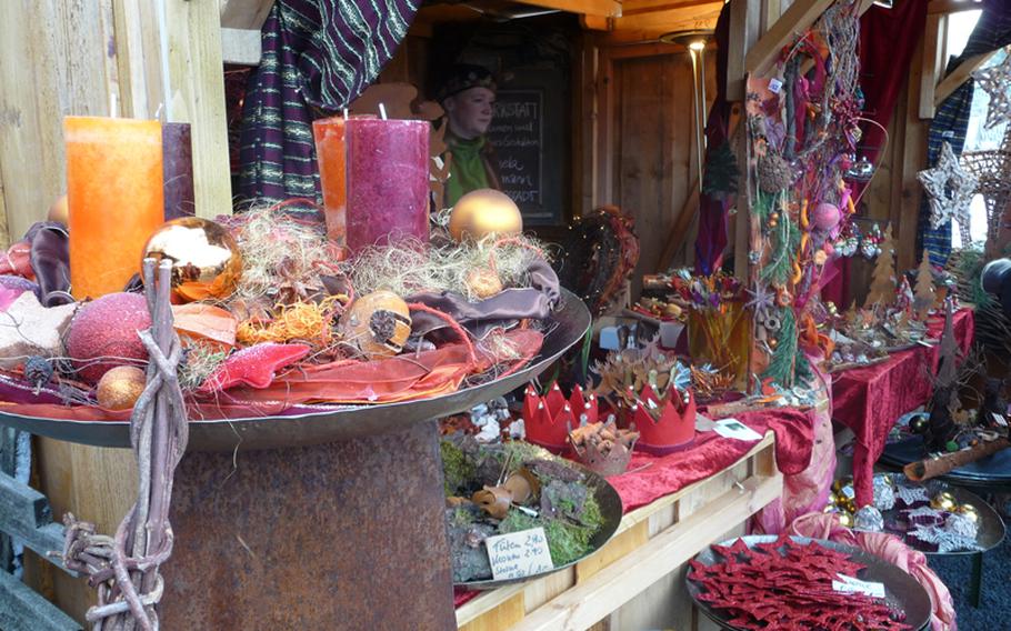 This florist stand offers star ornaments made from moss and decorations made from bark and other natural materials.