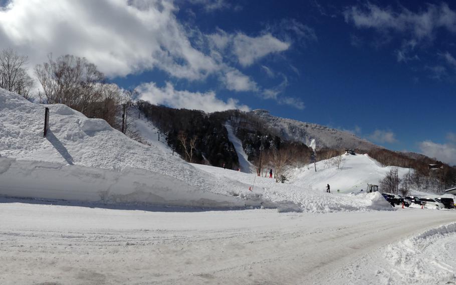 Shiga Kogen offers both large mountain slopes as well as smaller, more accessible ones so skiers and snowboarders can enjoy the powder regardless of skill level.