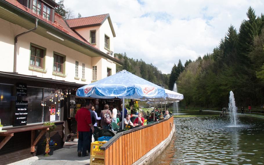 The trout smokehouse located at the entrance to the Pottenstein township is a perfect place to grab a quick bite of a local delicacy for relatively little money. Each fish can feed two people and costs between 5 and 6 euros.