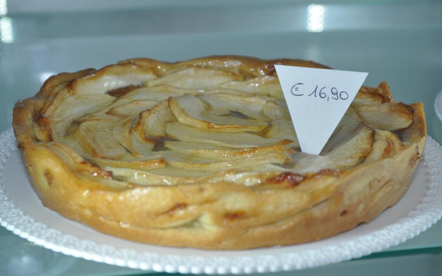 Like glazed apples? Pasticceria La Dolce Mania sells a handful of different cakes, pies or tortes in addition to a wider array of smaller pastries.