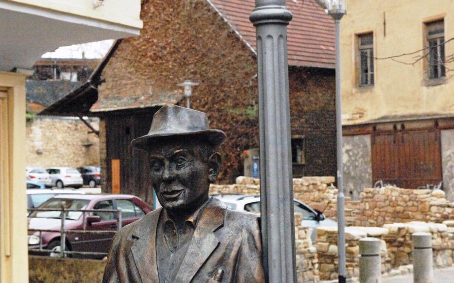A sculpture of a man leaning on a lightpole can be found just outside of the tourist information office and museum in Alzey, Germany.